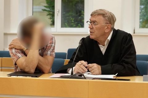 Der Angeklagte Gerhard T. (links) am Donnerstag vor dem Erfurter Landgericht