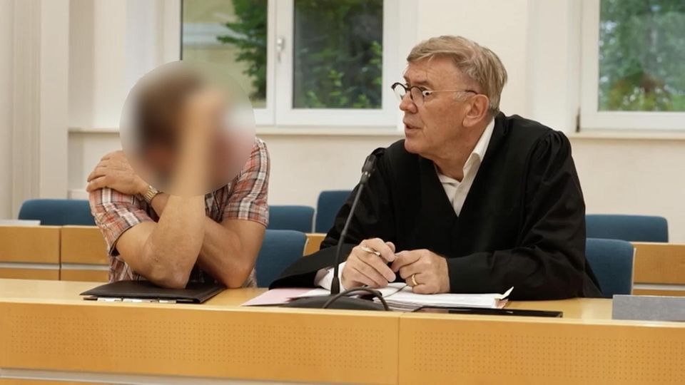 Der Angeklagte Gerhard T. (links) am Donnerstag vor dem Erfurter Landgericht