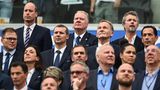Dänemarks König Frederik X. (r) und William, Prinz von Wales, zwischen Fußball-Funktionären auf der Tribüne