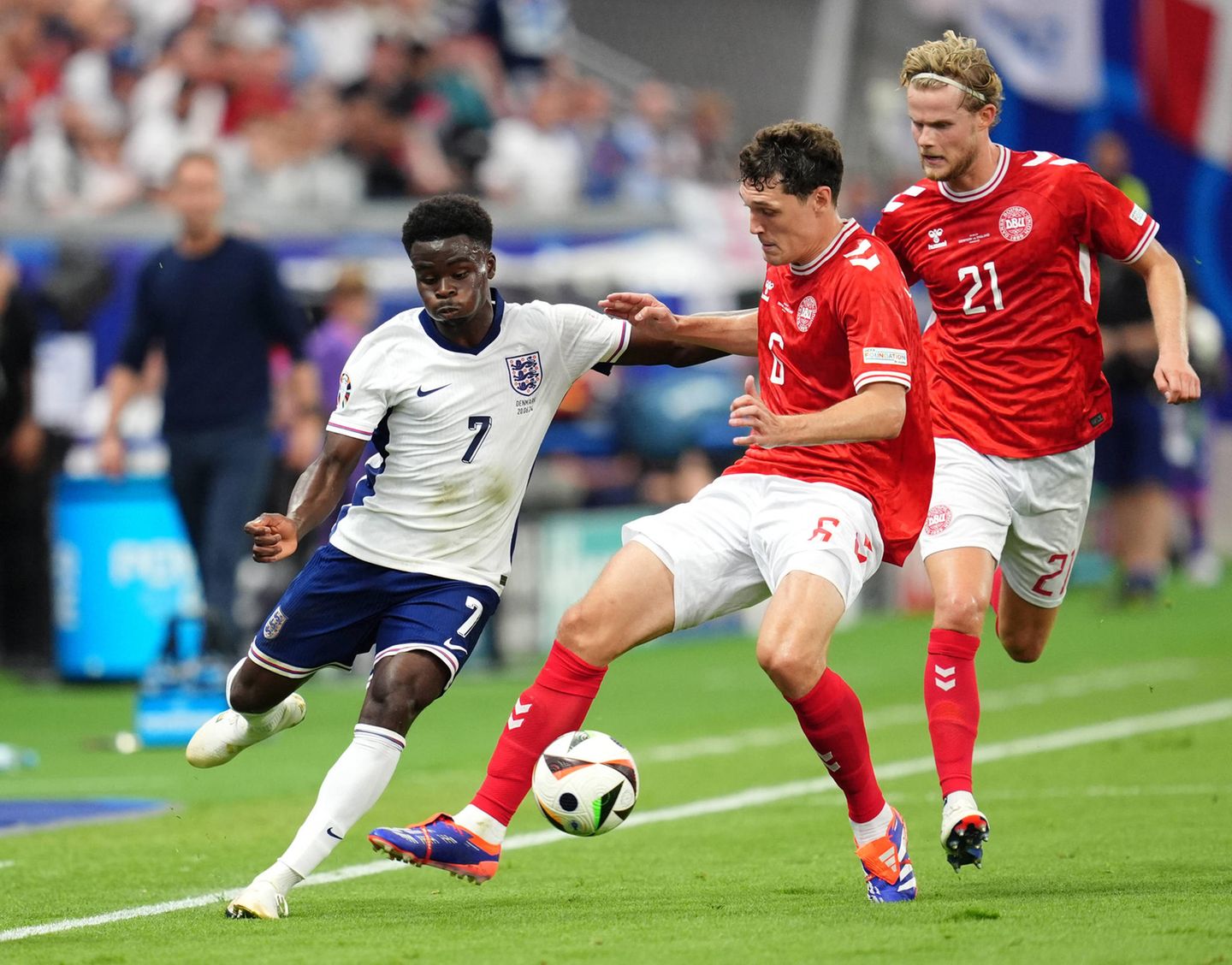 Englands Buyako Saka im Zweikampf mit Dänemarks Andreas Christensen