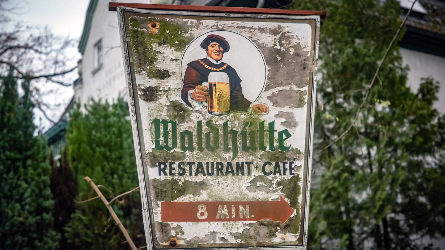 Verwitterter Regionalstolz: abgeblättertes Schild weist den Weg zum Berliner Traditionsrestaurant "Waldhütte"