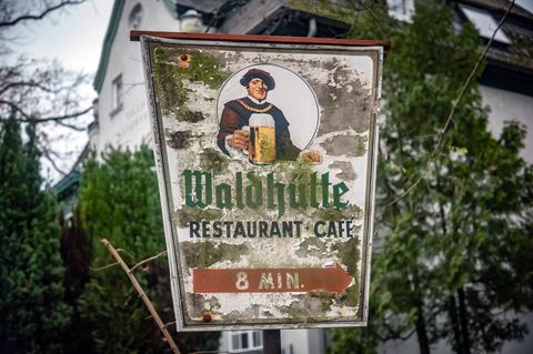 Verwitterter Regionalstolz: abgeblättertes Schild weist den Weg zum Berliner Traditionsrestaurant "Waldhütte"