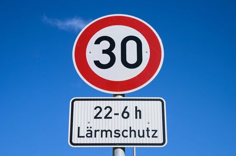 Tempolimit durch Tempo-30-Schild mit Ergänzung "22-6 Uhr Lärmschutz"