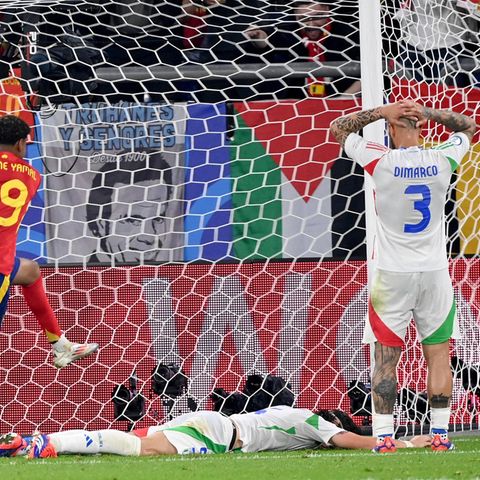 Spaniens Lamine Yamal feiert den 1:0-Siegtreffer im Duell gegen Italien bei der EM 2024