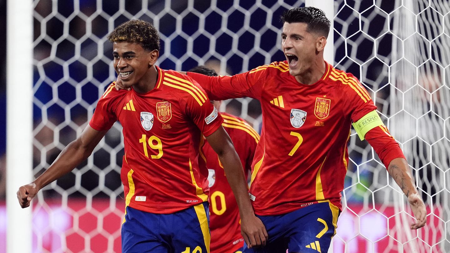 Die "Furia Roja" ist zurück: Spanien dominierte das Duell mit dem amtierenden Europameister Italien, brauchte aber ein Eigentor zum Sieg. Lamine Yamal (links) und Alvaro Morata bejubeln den Siegtreffer.