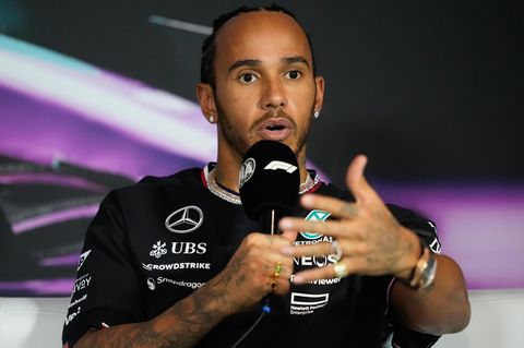 Formel 1 Fahrer Lewis Hamilton spricht in ein Mikro und gestikuliert mit der linken Hand