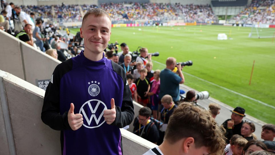 Marvin Wildhage steht im Trainingsdress der deutschen Nationalmannschaft in einem Fußball-Stadion