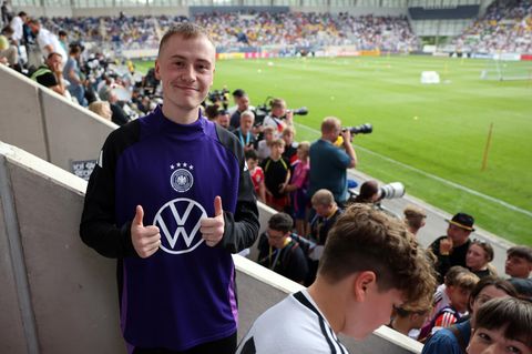 Marvin Wildhage steht im Trainingsdress der deutschen Nationalmannschaft in einem Fußball-Stadion