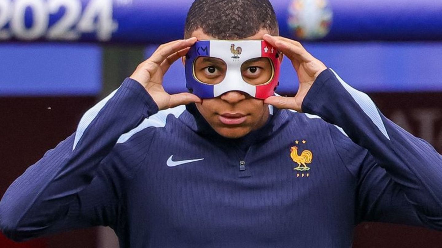 Frankreichs Superstar Kylian Mbappé muss nach einem Nasenbruch mit Maske trainieren. Foto: Jan Woitas/dpa