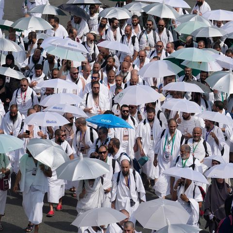 Saudi-Arabien: In heller Kleidung und unter Schirmen pilgern Tausende Muslime nach Mekka