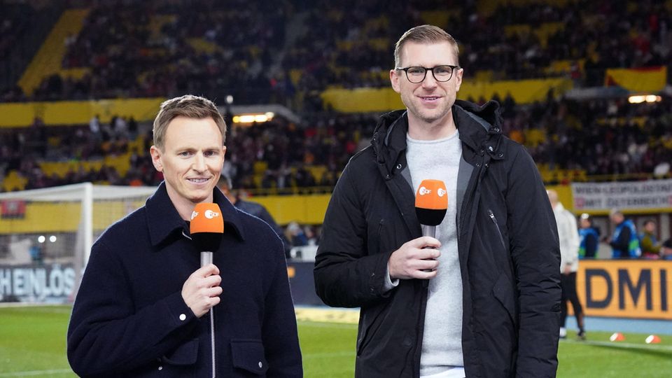 ZDF-Moderator Jochen Breyer (l.) und Ex-Fußballer Per Mertesacker.