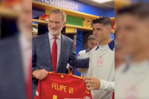 EM 2024: König Felipe gratuliert Spielerin in Kabine