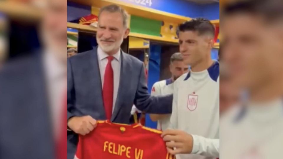 EM 2024: König Felipe gratuliert Spielerin in Kabine