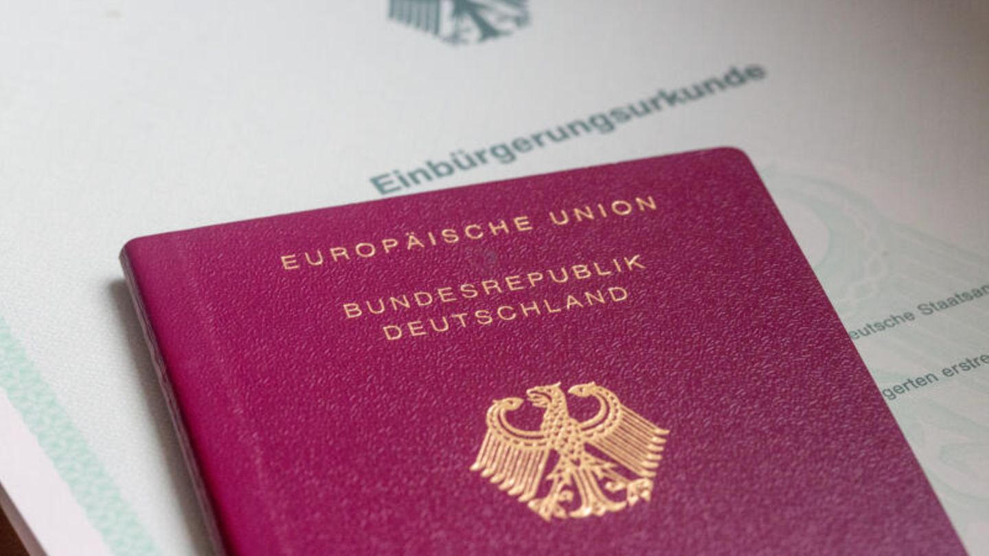 Waiting for citizenship: 200,000 naturalization applications pending