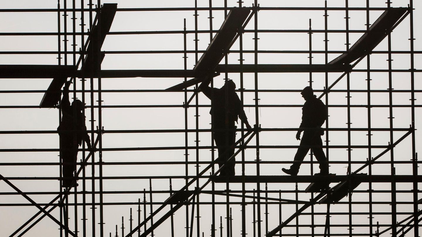 Cancelling citizen’s allowance for illegal work: Does it make a difference?