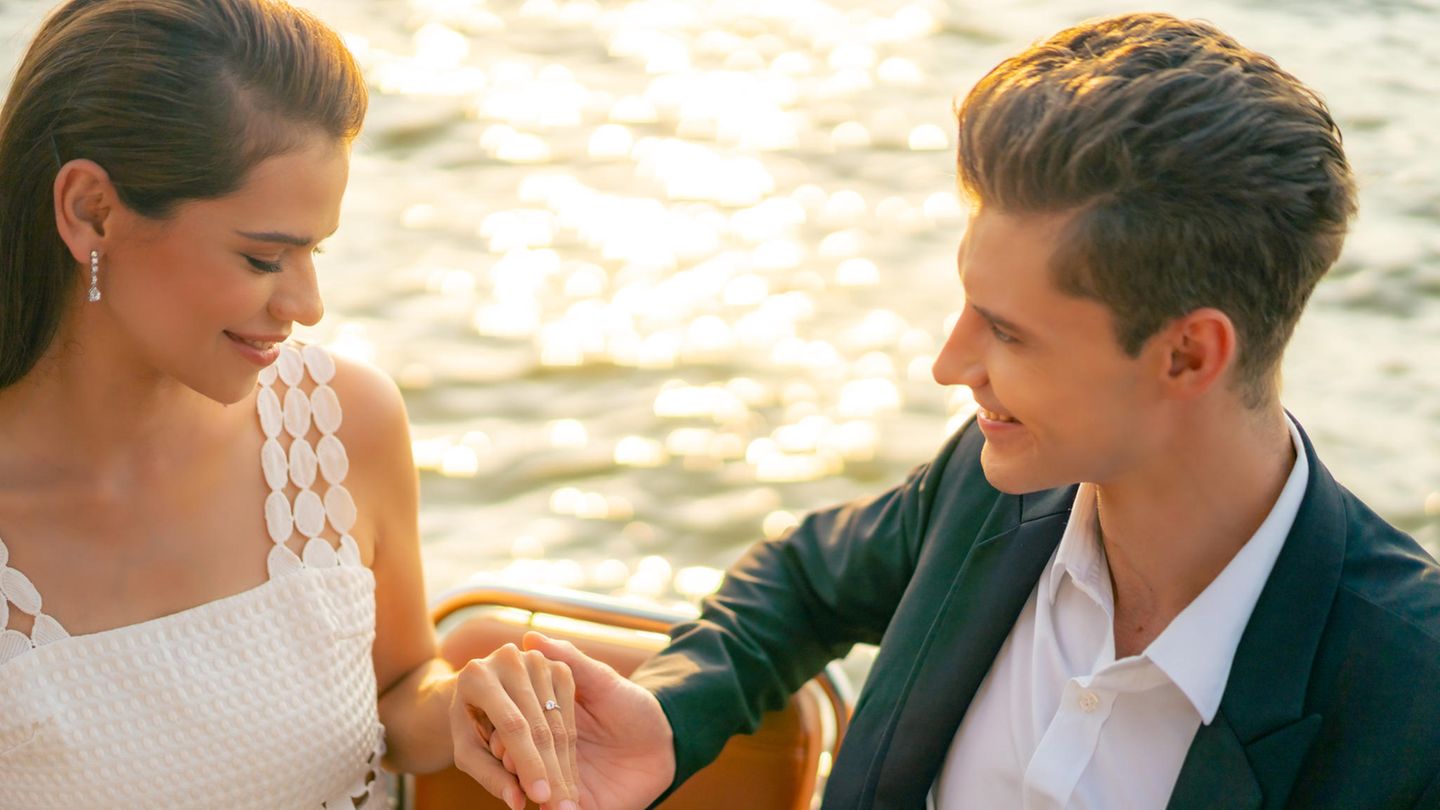 Hochzeitspaar nach dem Ringtausch