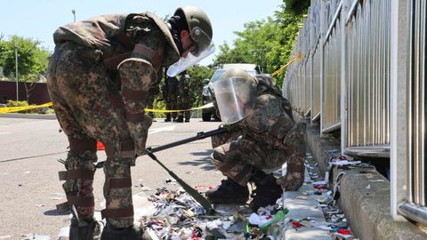 Südkoreanische Soldaten in Schutzkleidung überprüfen Müll eines vermutlich aus Nordkorea entsandten Ballons