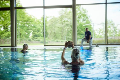 Drei Frauen machen Wassergymnastik im Schwimmbad der Rehaklinik