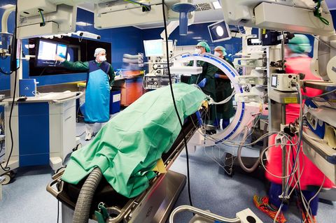 Ärzte verwenden ein Lungen-Navigationssystem an einem Patienten, um Lungenkrebs zu bekämpfen