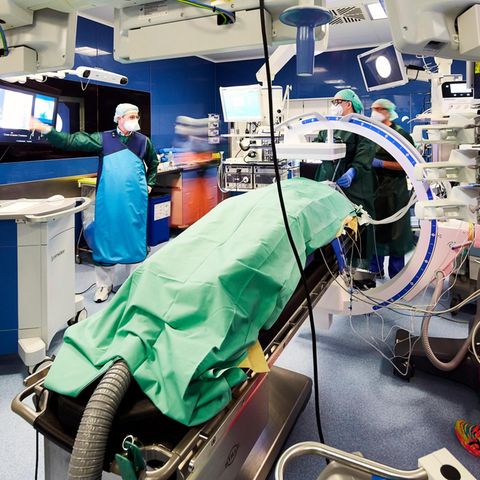 Ärzte verwenden ein Lungen-Navigationssystem an einem Patienten, um Lungenkrebs zu bekämpfen
