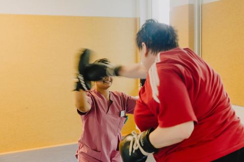 Eine Patientin im Boxtraining mit einer Physiotherapeutin