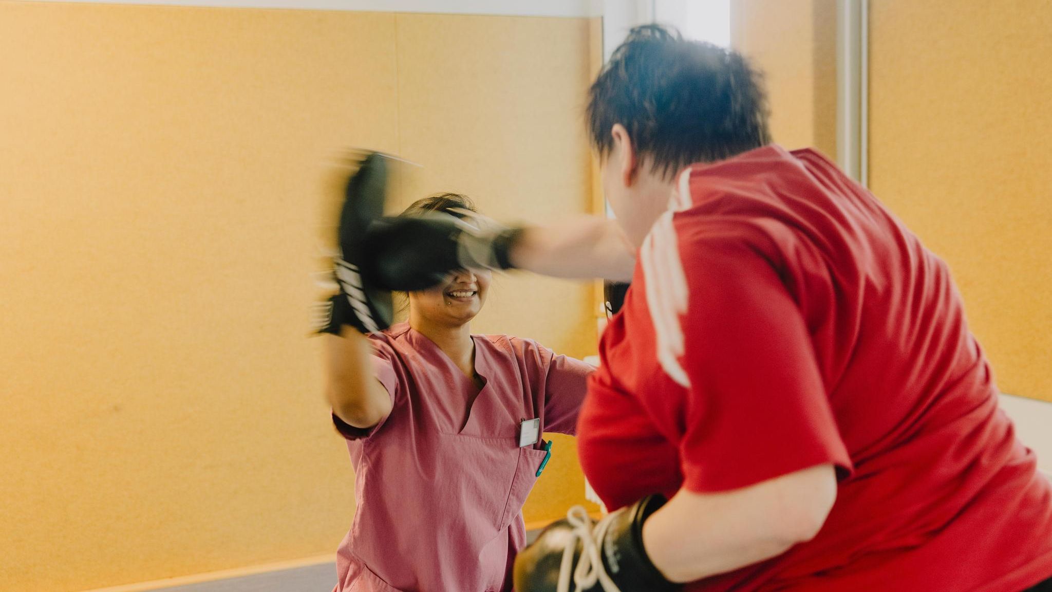 Eine Patientin im Boxtraining mit einer Physiotherapeutin