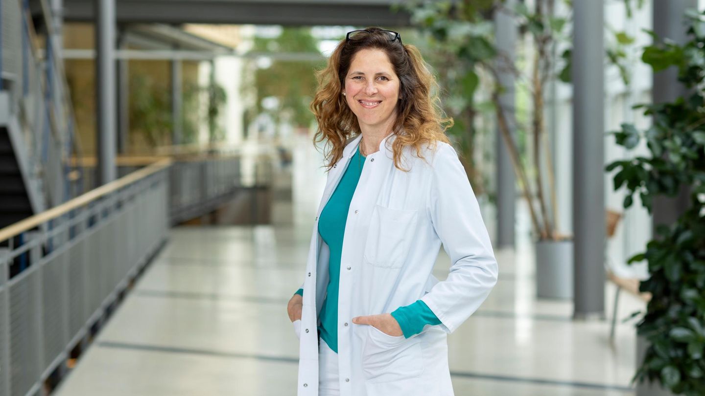 Sabine Bau im Kittel in einem Krankenhausgang