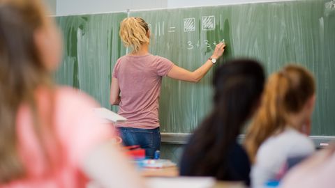Vielerorts fehlt es an Lehrerinnen und Lehrern. Abhilfe schaffen soll in Sachsen-Anhalt die Vorgriffsstunde