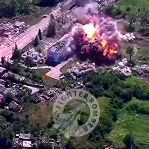 Die Gleitbombe von 3000 Kilogramm explodiert etwa 15 Meter vor dem Hauptgebäude
