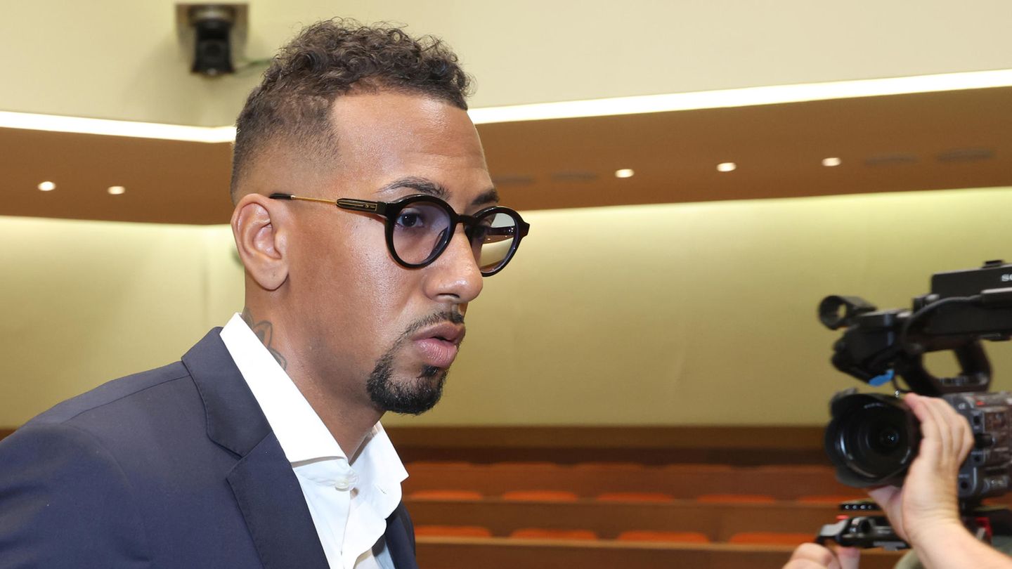 Jérôme Boateng, mit getönter Brille und gestutztem Bart, vor dem Landgericht München I.