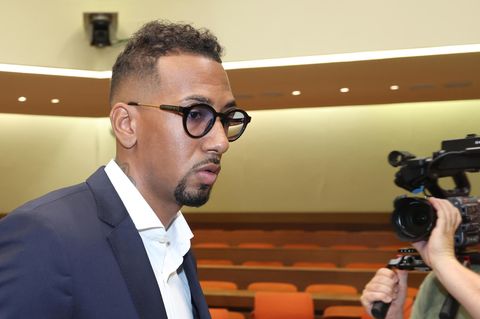 Jérôme Boateng, mit getönter Brille und gestutztem Bart, vor dem Landgericht München I.