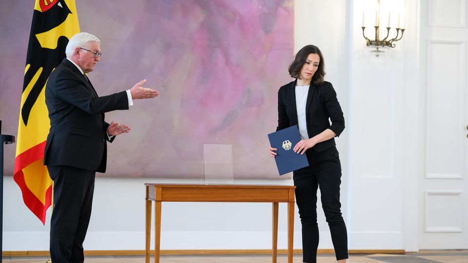 Bundespräsident Frank-Walter Steinmeier überreicht Anne Spiegel die Entlassungsurkunde