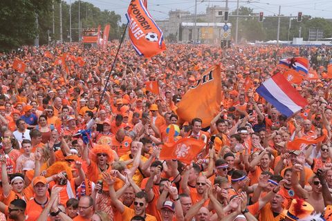 EM 2024: Tanzende Oranje-Fans vor Spiel Niederlande gegen Frankreich