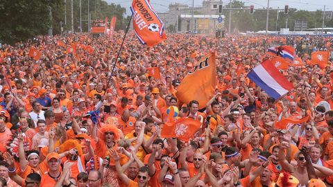 EM 2024: Tanzende Oranje-Fans vor Spiel Niederlande gegen Frankreich