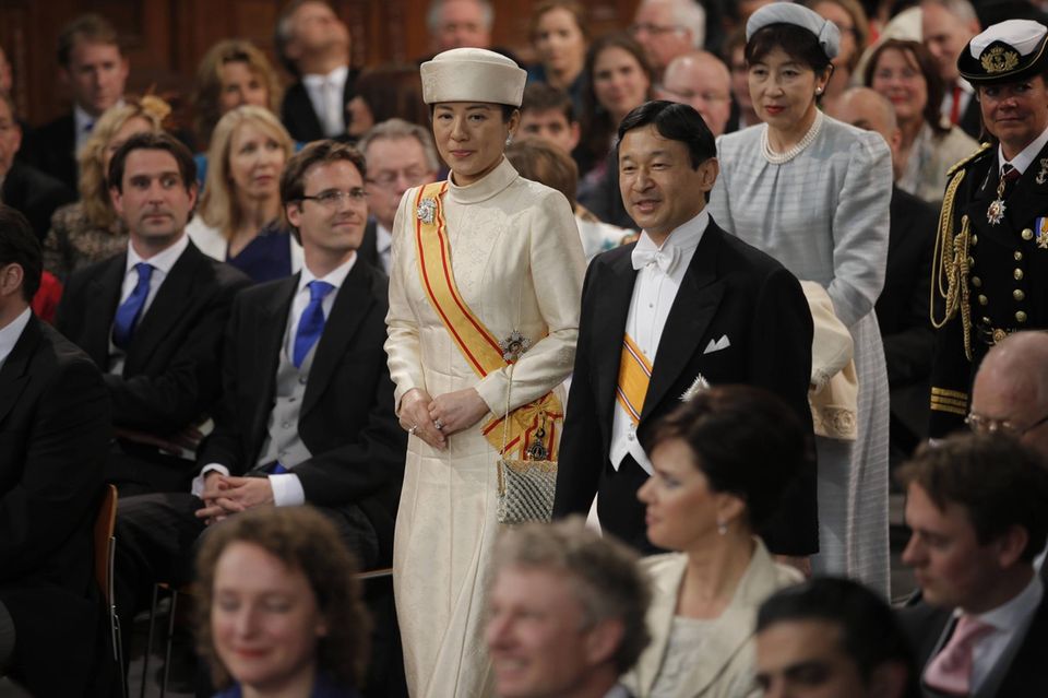 Royals: Krönungsfeierlichkeiten des japanischen Kaiserpaares sond mythisch aufgeladen und voller Symbolik: Über den Thron, des Kaisers Kostüm, die Haare der Kaiserin und freudige "Banzai"-Schreie. Krönungsfeierlichkeiten des japanischen Kaiserpaares sond mythisch aufgeladen und voller Symbolik: Über den Thron, des Kaisers Kostüm, die Haare der Kaiserin und freudige "Banzai"-Schreie.