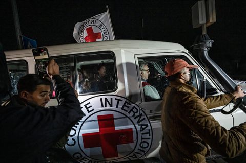 Ein Fahrzeug des Roten Kreuzes fährt Richtung Grenzübergang zwischen Gaza und Ägypten in Rafah