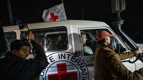 Ein Fahrzeug des Roten Kreuzes fährt Richtung Grenzübergang zwischen Gaza und Ägypten in Rafah