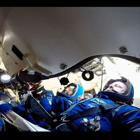 Die beiden Nasa-Astronauten Butch Wilmore (r) und Suni Williams in der Boeing Starliner-Kapsel