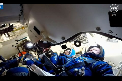 Die beiden Nasa-Astronauten Butch Wilmore (r) und Suni Williams in der Boeing Starliner-Kapsel