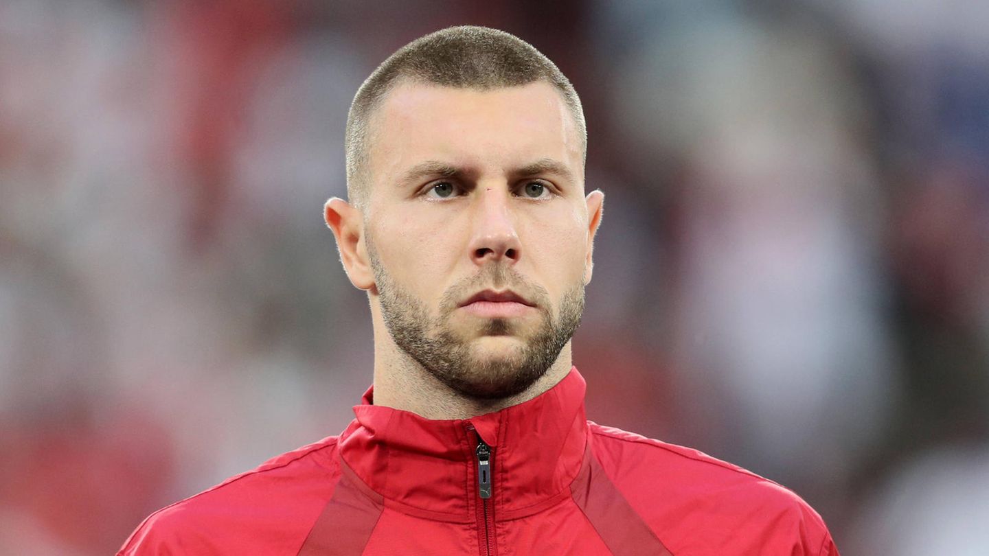 Strahinja Pavlovic, 23 Jahre alt, als Abwehrspieler für Serbien bei der EM auf dem Feld
