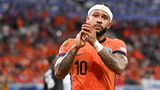 Memphis Depay, 30 Jahre alt, ist als Stürmer im Oranje Team der Niederlande hat mit seinem Stirnband eine Debatte losgetreten