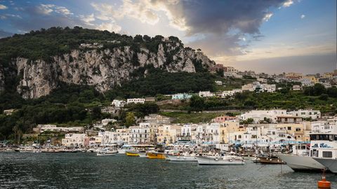 Boote und Häuser an der Küste der italienischen Insel Capri