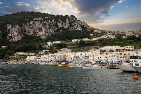 Boote und Häuser an der Küste der italienischen Insel Capri