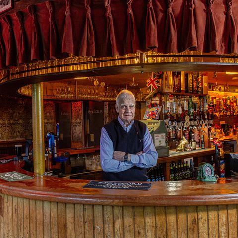 Wirt Alf im Pub "The Palm Tree" in Mile End in London, Großbritannien