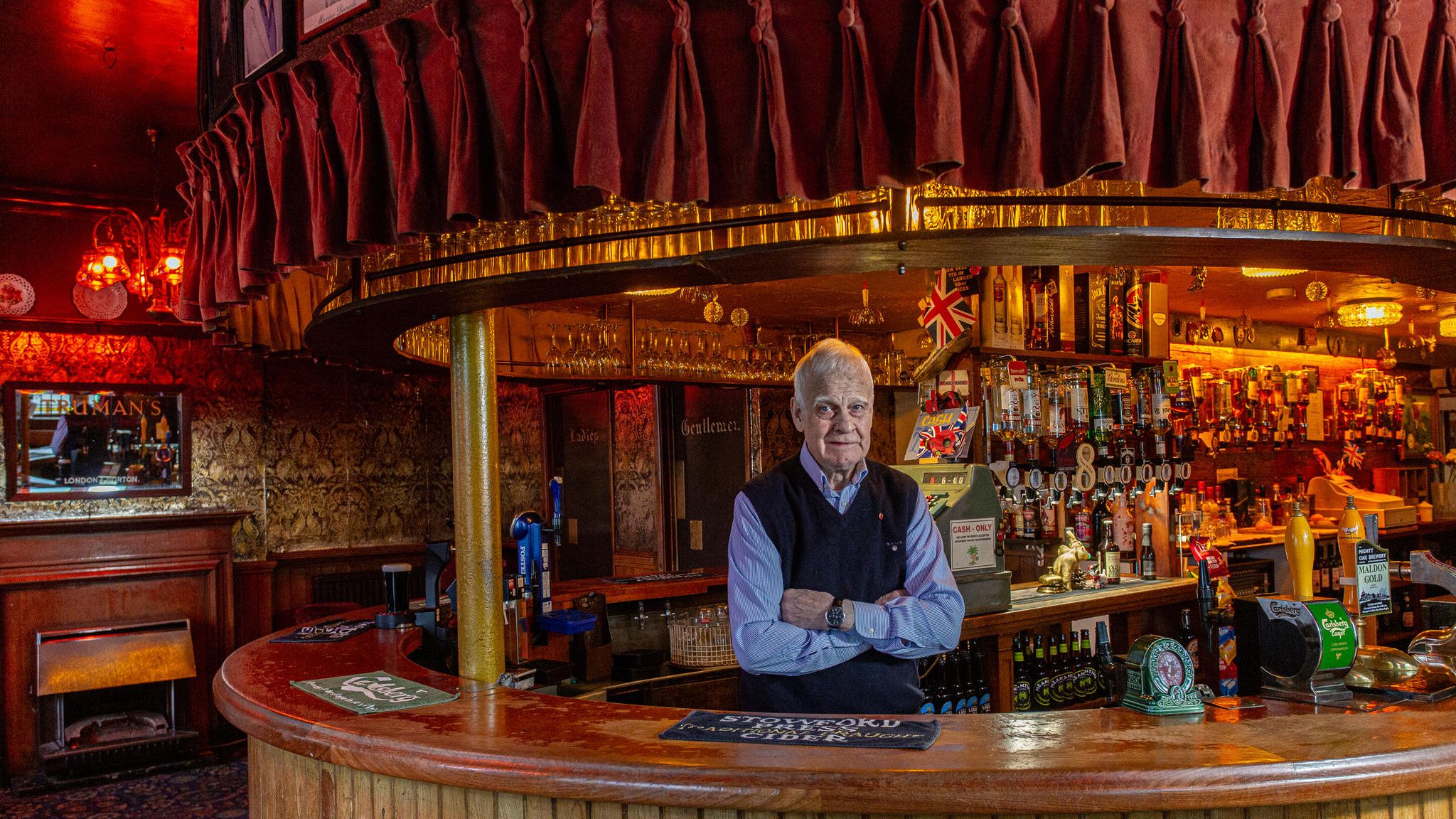 Wirt Alf im Pub "The Palm Tree" in Mile End in London, Großbritannien