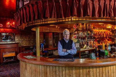 Wirt Alf im Pub "The Palm Tree" in Mile End in London, Großbritannien