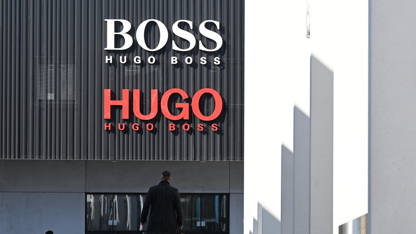 Das Logo des Modekonzerns Hugo Boss, fotografiert in einem Outlet-Store am Firmensitz in Metzingen