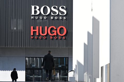 Das Logo des Modekonzerns Hugo Boss, aufgenommen an einem Outlet-Store am Firmensitz in Metzingen