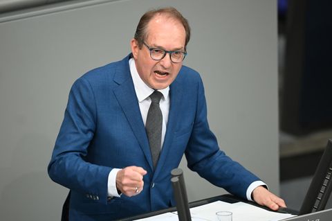 "Arbeitsaufnahme in Deutschland oder Rückkehr in sichere Gebiete der West-Ukraine", findet CSU-Politiker Alexander Dobrindt