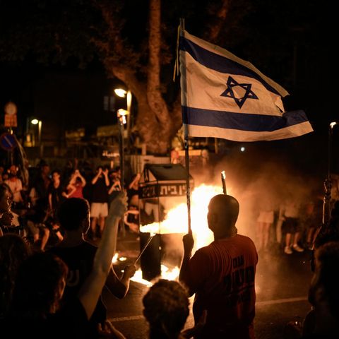 Menschen protestieren in Israel gegen die Regierung von Ministerpräsident Benjamin Netanjahu
